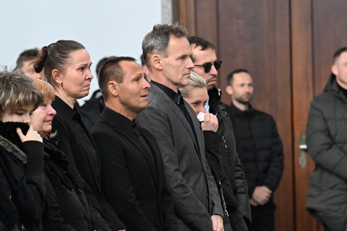 Radek Štěpánek a Lucie Hradecká na pohřbu kouče Jiřího Fencla.