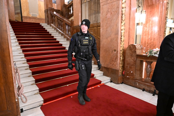 Policie prohledává Obecní dům.