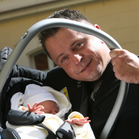 Petr Muk v době, kdy se narodila dcerka Noemi.