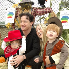 Brendan Fraser s exmanželkou Afton a jejich staršími syny Holdenem (vlevo) a Griffinem (vpravo) na snímku z roku 2005. Jde o unikátní fotku, neboť Griffin jinak s tátou ani mámou do společnosti nechodí. Mezi lidmi se kvůli svému autismu necítí dobře.
