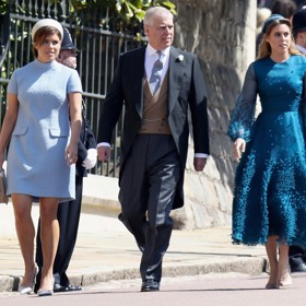 Princ Andrew je bratrem krále Karla III. a otcem princezen Eugenie (34, vlevo) a Beatrice (36, vpravo), které si pořídil s exmanželkou Sarah Ferguson (65).