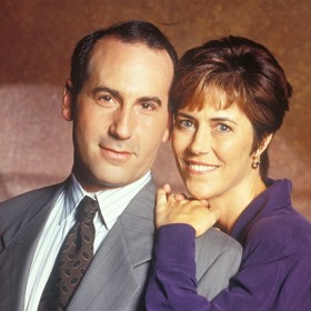 Tohle byli devadesátkoví třicátníci, kteří nám zadělali na komplex. James Eckhouse jako táta Jim Walsh a Carol Potter jako maminka Cindy Walshová v seriálu Beverly Hills 90210 vypadali, že jsou pomalu připraveni na vnoučata.