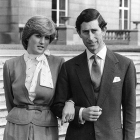 Diana si do té doby myslela, že našla skutečného prince na bílém koni. Při rozhovoru pro BBC ji ale Charles dokonale zaskočil odpovědí na redaktorovu otázku, zda jsou zamilovaní. Princezna z Walesu pak nedokázala zakrýt zklamání.