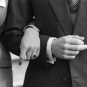 Ty přitom mohly být doslova pohádkové. Diana se díky nim a outfitu, který si pro ně sama vybrala a zakoupila, ocitla mezi módními ikonami. Mezi legendární kousky se pak vyšvihl i její zásnubní prsten.