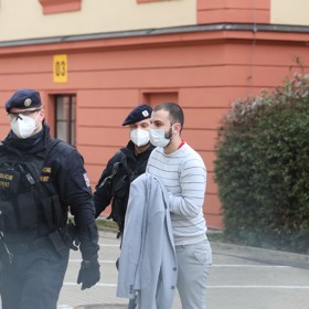 Mike Pán v doprovodu policistů.