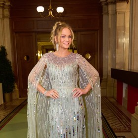 Moderátorka Mirjam Weichselbraun oblékla okouzlující světlou róbu posetou blyštivými aplikacemi. Netopýří rukávy zvolna přecházejí v nepřehlédnutelnou pelerínu. 