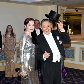 Rakouský obchodník Richard Lugner doprovázel Priscillu Presley v černém smokingu ověnčeném metálem a také se svým klasickým elegantním kloboukem. Letošního ročníku už se Lugner nedožil. 