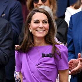 Kate Middleton celý život nosila vlasy s pěšinkou plus mínus uprostřed. Loni ale přišla velká změna. Takto se princezna z Walesu objevila na tenisovém Wimbledonu.