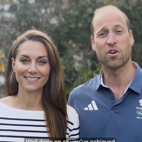 V soukromí Kate nosila pěšinku po straně už v předchozích letech. Vyniklo to zejména na domácích videích nebo při on-line konferencích během covidu. Skvěle to dokládá mimo jiné zdravice, kterou princ a princezna z Walesu loni natočili pro britské olympioniky.