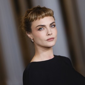 Kratičká ofina je nejnovější vlasový hit. Aktuálně ji nosí topmodelka Cara Delevingne.