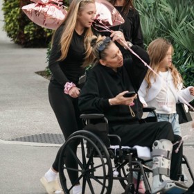 Bývalá tenisová hvězda Anna Kurnikovová se po dvou letech objevila na veřejnosti. Vyrazila do nákupního centra na invalidním vozíku. Podle tchyně Isabel Preysler má podvrtnutý kotník.