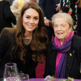 Lékaři našli Kate loni v lednu blíže nespecifikovaný nádor v dutině břišní. Manželka prince Williama pak musela podstoupit preventivní chemoterapii. V jejím důsledku sice nepřišla o vlasy, jak to bývá obvyklé, možná ale utrpěla jejich kvalita a hustota. I proto si je nyní častěji češe s pěšinkou na straně. Tento styling jim totiž opticky přidává na objemu.