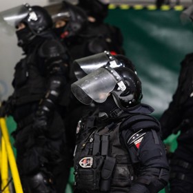 Hokejový zápas mezi Žilinou a Nitrou se proměnil v drsnou bitku na tribunách.