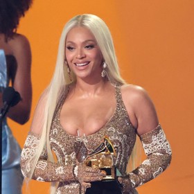 Jak vidíte na snímku, a pro nás ženy je to bolestivý pohled, Beyoncé se uvolnily kostice podprsenky (nejspíš všité do šatů) a zabodávaly se jí do prsou. 