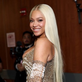 Beyoncé zvolila na předávání cen Grammy šaty od módního domu Schiaparelli. Jak je vidět už na tomto snímku, prsa se jí zepředu splácla, protože róba v oblasti hrudníku dobře neseděla.