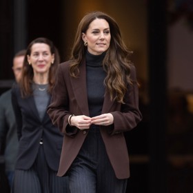 Kromě nově orientované pěšinky se Kate letos chlubí také mnohem delšími kadeřemi.