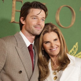 Maminka Maria Shriver jeho nahou scénu viděla, ale dívala se mu prý do očí, jak je zvyklá to u svých dětí dělat.