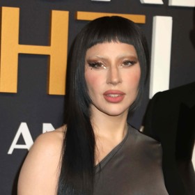 Extravagantní sestřih obnovila také zpěvačka Lady Gaga.