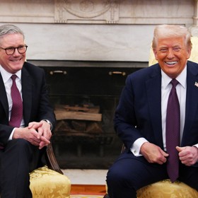 Donald Trump používá na maskování modřin make-up.