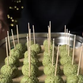 Ze ztuhlého těsta vytvarujete kuličky, napícháte je na párátka a dáte ztuhnout do mrazáku.