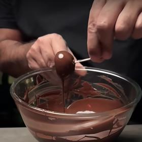 Zmrzlé kuličky pak budete namáčet v rozpuštěné čokoládě. 