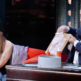 Kateřina Kaira Hrachovcová  ukázala, jak umí tetovat.