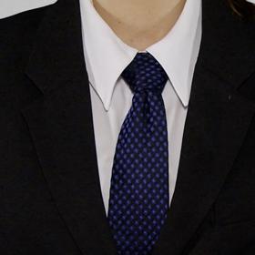 A posledním kravatovým uzlem je nejoblíbenější Windsor Half.