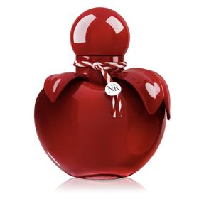 V úvodních tónech vůně Nina Rouge se projevuje jiskřivá malina a svěžest citronu. Do šťavnaté hry poté vstupují omamné tóny půvabné gardénie, které se mísí s květem zázvoru. Základ této gurmánské toaletní vody ve flakonu připomínajícím jablko vytváří akordy hřejivé vanilky a sladkého křupavého karamelu. Toaletní voda, Nina Rouge, Nina Ricci, 1 530 Kč/30 ml