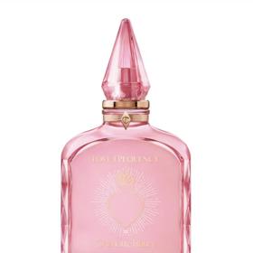 Parfémová voda s příznačným názvem je inspirována bohyní Venuší. Jemná a podmanivá vůně je plná lásky. Vyvolává ten uklidňující a univerzální pocit milovat a být milován. Květinový a dřevitý parfém složený z molekul, které posilují pocity lásky, jako je růžová esence a kašmírové dřevo, vás přenese do hřejivého vesmíru překypujícího láskou. Love Frequency, Charlotte Tilbury, 3 690 Kč/100 ml