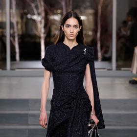 Gotika v elegantním pojetí roku 2025. (Tory Burch)