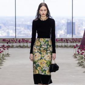 Návrat k romantice i maximalismu, luxusním materiálům i okázalým vzorům. (Carolina Herrera)