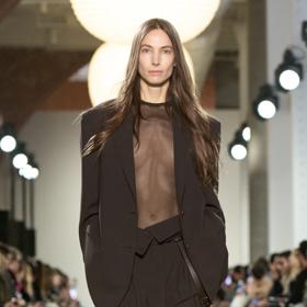 Zapomínat nemůžeme ani na provokativní prvek strohých outfitů, který proniká do běžného "officecore." (Michael Kors)