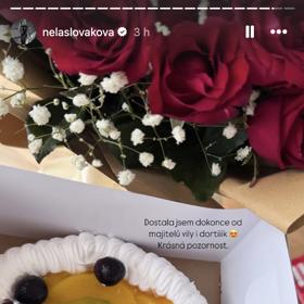 Nela Slováková dostala růže.