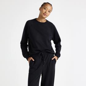 Celočerný set vypadá velmi stylově i s teniskami, o elegantní prvek se stará volný střih nohavic. Široké kalhoty, Lindex, 999 Kč