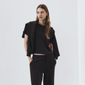 Chcete v kalhotách s gumou v pase vypadat jako ona? Směle do toho!  Takto můžete pojmout ležérní střih v elegantním duchu. Jednobarevné ladění a správné doplňky udělají s volnými kalhotami s pružným pasem divy. Kalhoty, Reserved, 699 Kč