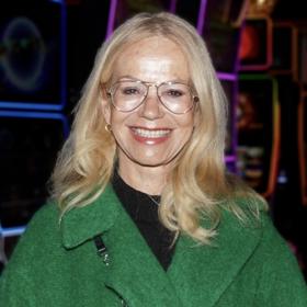 Velmi často nosí tyto slušivé, nadčasové a univerzální kovové pilotky.