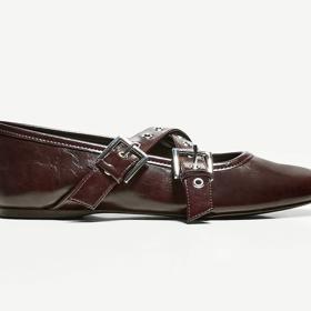 Lakované koženkové baleríny s překříženými pásky, Bershka, 699 Kč