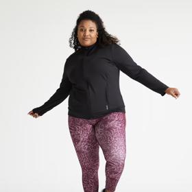 Ani plnější křivky nemusíte skrývat do jednolitých neutrálně zbarvených modelů. Zkuste kombinace černé se vzory a užijte si především pohodlné střihy, ve kterých vám cvičení půjde "od ruky." Fitness mikina Domyos, 599 Kč, legíny,  Domyos, 449 Kč