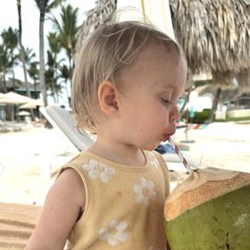 Natěšení hokejoví fanoušci si tak na samotné vyjádření šťastných manželů a jméno miminka musí ještě chvíli počkat.