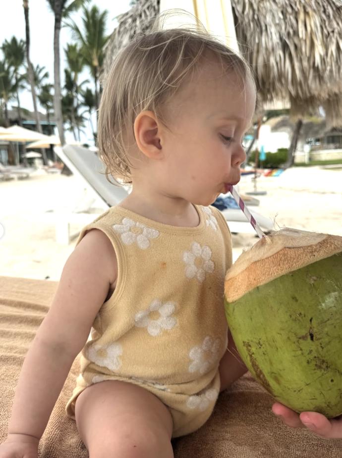 Natěšení hokejoví fanoušci si tak na samotné vyjádření šťastných manželů a jméno miminka musí ještě chvíli počkat.