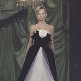 Jako z dobové fotografie. Modely návrháře Richarda Quinny dýchají starými časy, a spojuje je tentokrát jediné, obdiv k růžím.