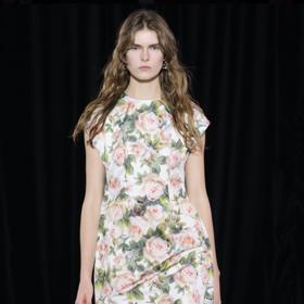 Květinová zahrada učarovala jako inspirace také návrhářce proslulé něžnými a ženskými modely, Simone Rocha.