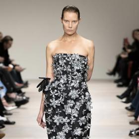 Kontrastní plastické vzory květin zase představila na svých modelech návrhářka Emilia Wickstead.