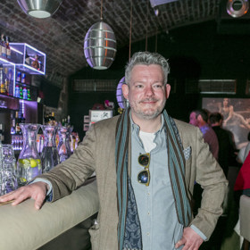 Ke svým slunečním brýlím se Aleš Háma nechová nejlépe.