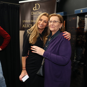 Alice Bendová se s maminkou vítala před zástupem fotografů.