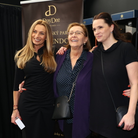 Alice Bendová se svou maminkou a sestrou Andreou.