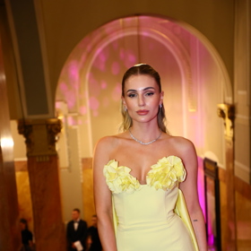 Karolína Mališová vynesla pastelově žlutou róbu od návrhářského dua Poner.