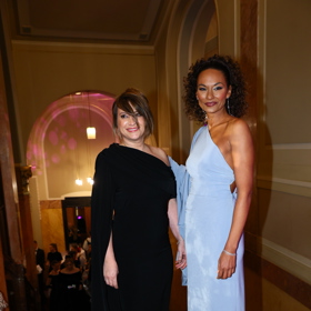 Moderátorka a modelka Lejla Abbasová s návrhářkou svých plesových šatů Martinou Pipkovou Loudovou. 