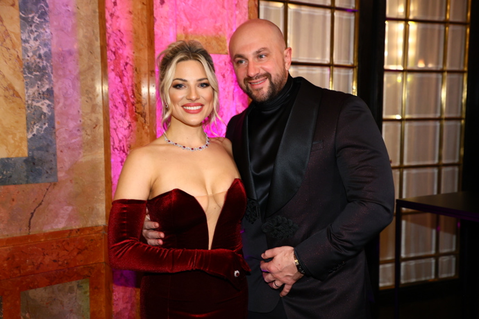 V roce 2025 vynesla Eva sametové šaty v bordó barvě. 