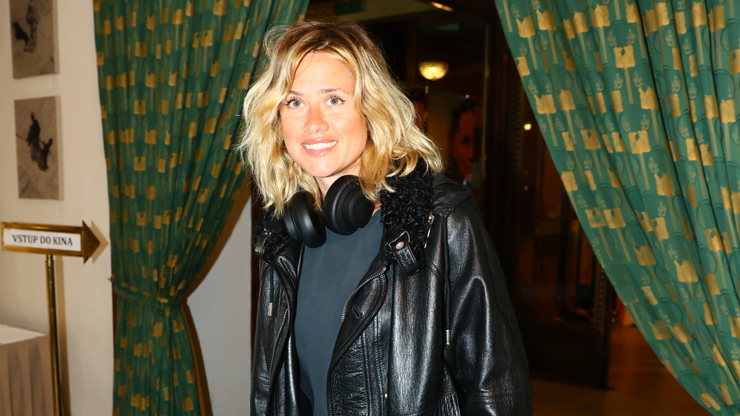 Emma Smetana dorazila na film Zápisník alkoholičky. Emma Smetana dorazila na film Zápisník alkoholičky.